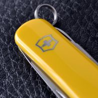Нож складной, мультитул Victorinox Classic SD (58мм, 7 функций), желтый 0.6223.8