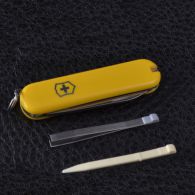 Нож складной, мультитул Victorinox Classic SD (58мм, 7 функций), желтый 0.6223.8