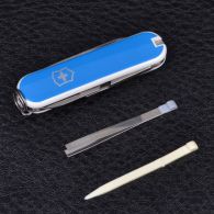 Нож складной, мультитул Victorinox Classic SD Ukraine Герб (58мм, 7 функций), желто-голубой 0.6223.7